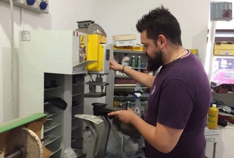 Castellana, la storia di Paolo, calzolaio a 24 anni: �La crisi aiuta i mestieri manuali�